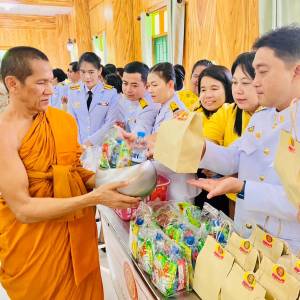 เข้าร่วมพิธีทำบุญตักบาตรและเจริญพระพุทธมนต์เพื่อถวายเป็นพระราชกุศล