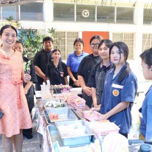🍱#แผนกวิชาอาหารฯ_วิทยาลัยเทคนิคอ่างทอง 🍽️จัดกิจกรรม “#ตลาดนัดหัดขายสร้างรายได้สร้างอาชีพ“ ￼เสริมทักษะอาชีพให้นักเรียน นักศึกษา พร้อมสร้างรายได้ระหว่างเรียน🍳🍡🍽️🍱🍧